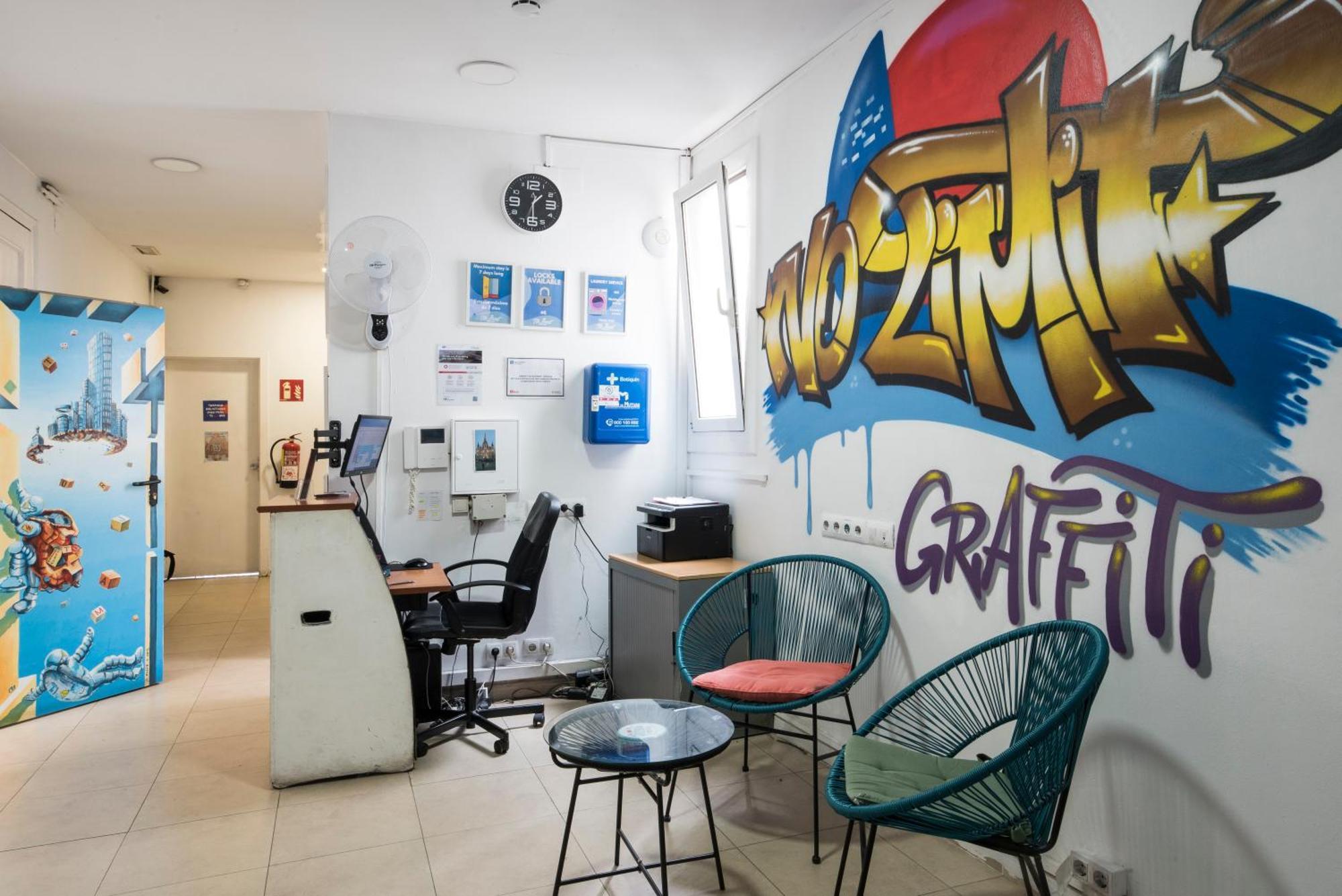 No Limit Hostel Graffiti Барселона Екстериор снимка
